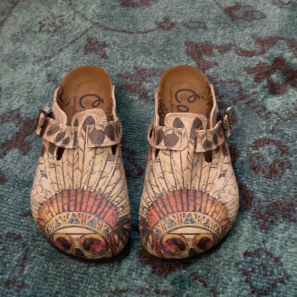NWT CALCEO CLOGS 37
